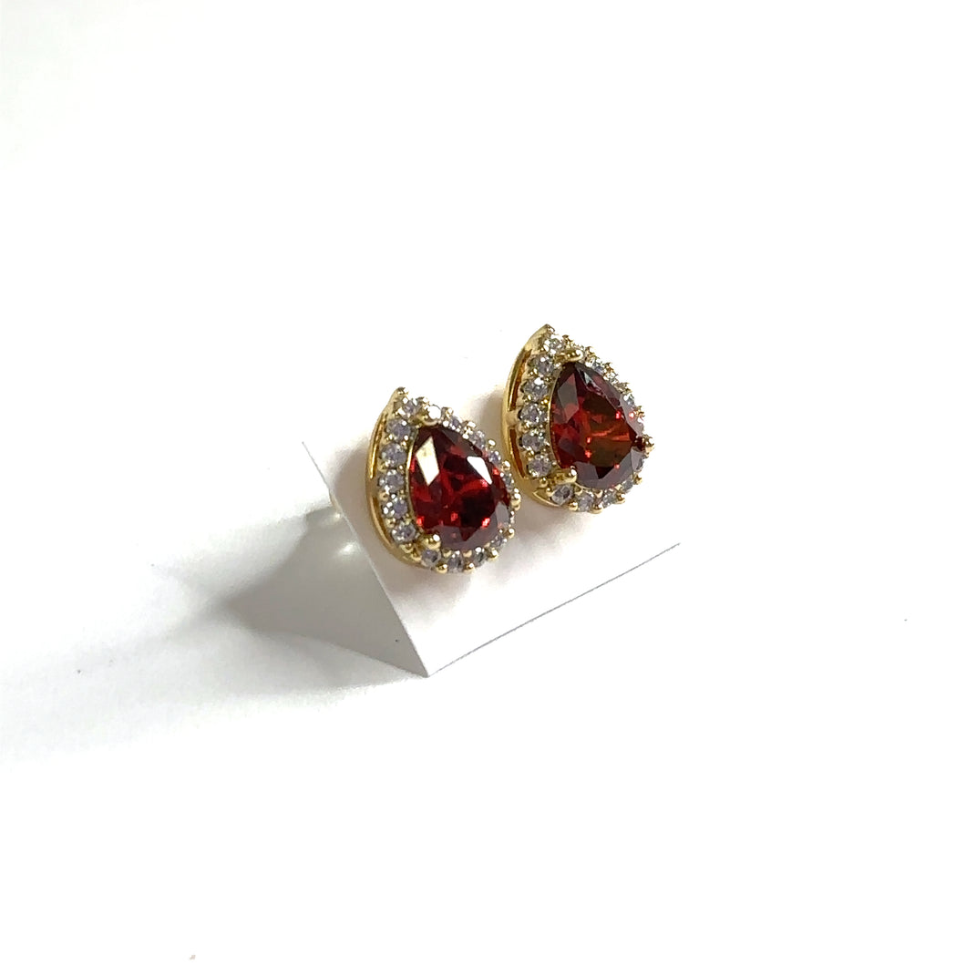 Aretes pegados en gota roja