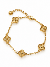 Cargar imagen en el visor de la galería, Pulsera de trébol (tamaño mediano la flor ) 7 pulgadas más extensión gold finish 14 k
