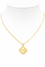 Cargar imagen en el visor de la galería, Clover gold en box chain 17 inches
