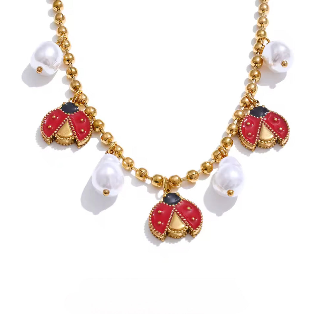 Collar de mariquitas
