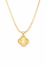 Cargar imagen en el visor de la galería, Clover gold en box chain 17 inches
