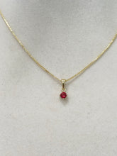 Cargar imagen en el visor de la galería, Box Necklace con piedra rosa fuerte
