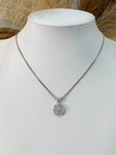 Cargar imagen en el visor de la galería, Silver cadena con florecita
