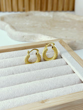 Cargar imagen en el visor de la galería, Gali hoops Gold Plated 14 k
