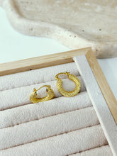 Cargar imagen en el visor de la galería, Gali hoops Gold Plated 14 k
