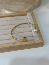Cargar imagen en el visor de la galería, Bangle abierto de oso
