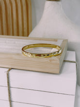 Cargar imagen en el visor de la galería, Carti Gold Bangle stainless Steel size S/M
