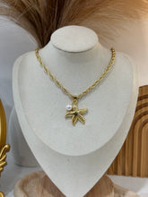 Cargar imagen en el visor de la galería, Starfish necklace Gold Plated 14 k
