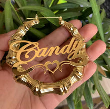 Cargar imagen en el visor de la galería, Pendientes de bambú personalizados de acero inoxidable para mujer, aro de corazón, joyería personalizada con nombre, pendientes con letras, regalo para mamá

