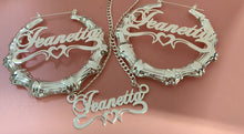 Cargar imagen en el visor de la galería, Juego de 2 piezas de pendientes y collar con nombre, pendientes de bambú cubano de 3MM, colgante con nombre de corazón personalizado, pendientes con nombre

