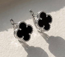Cargar imagen en el visor de la galería, Black trebol earrings
