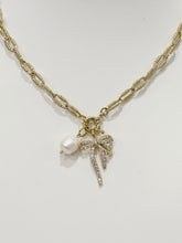 Cargar imagen en el visor de la galería, Paper clip necklace with charms
