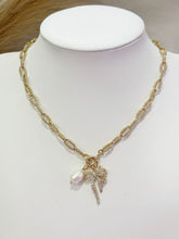 Cargar imagen en el visor de la galería, Paper clip necklace with charms
