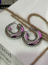 Cargar imagen en el visor de la galería, Silver hoops
