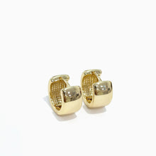 Cargar imagen en el visor de la galería, Huggie chunky Earrings
