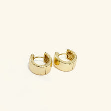Cargar imagen en el visor de la galería, Huggie chunky Earrings
