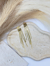 Cargar imagen en el visor de la galería, Omegas Earrings
