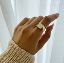 Cargar imagen en el visor de la galería, Shell Natural Ring
