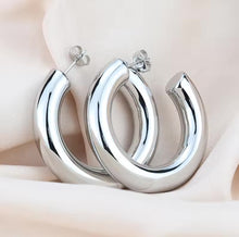 Cargar imagen en el visor de la galería, Silver chunky hoop earrings
