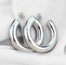 Cargar imagen en el visor de la galería, Silver chunky hoop earrings
