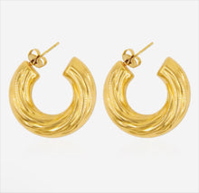 Cargar imagen en el visor de la galería, Twist hoop earrings love
