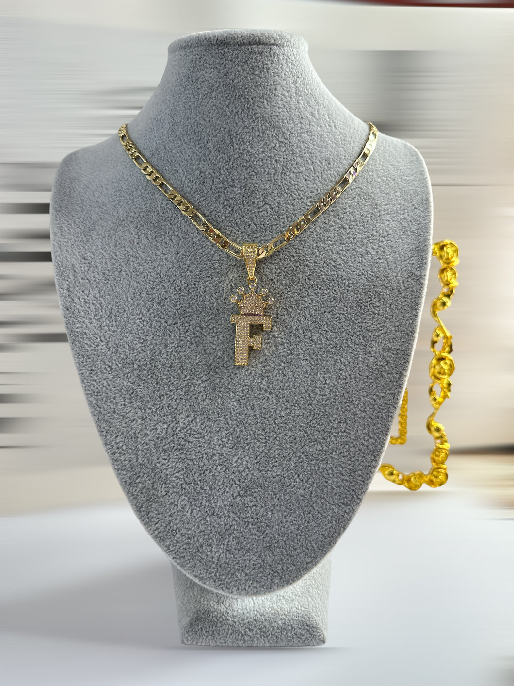 Letra F con corona