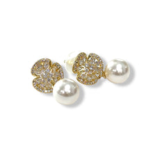 Cargar imagen en el visor de la galería, Aretes de flor con perla
