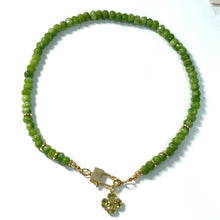 Cargar imagen en el visor de la galería, Green necklace with pendant
