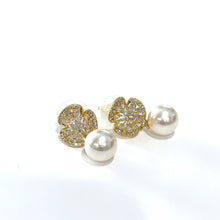 Cargar imagen en el visor de la galería, Aretes de flor con perla
