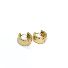 Cargar imagen en el visor de la galería, Huggie chunky Earrings
