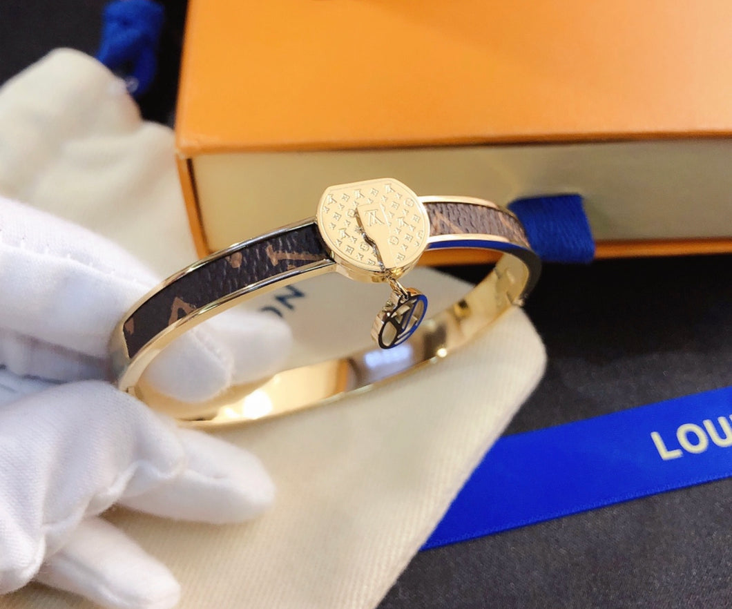 Pulsera Lv con insignia colgante